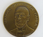 NUMISMÁTICA MEDALHAS - MEDALHA MANUEL GOMES DE FARIA, comemorativa ao 1º Centenário da Cidade de São Manuel (Comissão Municipal). Mede aprox. 5,4 cm de diâmetro.