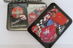 COLECIONISMO / AUTOMOBILISMO - PAR de BARALHOS LACRADOS, patrocínio da COCA-COLA, dispostos em uma embalagem de lata, das famosas Corridas de Automóvel da NASCAR, do piloto DALE EARNHARDT. Dale Earnhardt, foi um piloto sete vezes campeão da NASCAR Cup Series e proprietário da famosa fabricante de veículos stock. Wikipédia.