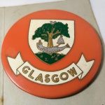 Lindo emblema de carro  fabricado pela Renamel Car Badges. Com tema da cidade de Glasgow na Escócia. Mede 7,5cm de diâmetro. Ainda tem a embalagem original