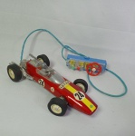 Brinquedo antigo de lata - Maravilhoso carro de corrida com controle remoto com fio (controla frente, ré e esterça as rodas). Fabricado no Japão pela afamada Bandai. Modelo Lotus / Esso - O carro mede 24cm de comprimento. Funcionando com 2 pilhas médias (veja o vídeo).