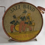 EVA - BRINQUEDO ANTIGO - MARAVILHOSO E RARO BRINQUEDO EM LATA TAMBOR JAZZ BAND FUZARCA, fabricado pelos BRINQUEDOS EVA / SÃO PAULO em 1937. Faltam partes, porém, o principal está perfeito e com marcas do tempo. Mede aprox. 17,6 centímetros de diâmetro. UMA RARIDADE DE ÉPOCA. A ÚLTIMA FOTO DA LOGOMARCA FOI COLHIDA NA REDE MUNDIAL DE COMPUTADORES.