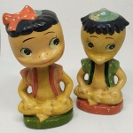 Brinquedo antigo - Par (casal) de brinquedos fabricados em louça estilo Japonês, talvez sejam os pioneiros dos  agora famosos Bobbleheads já que tem uma mola para balançar a cabeça. Fabricados no Brasil pela Fábrica de Brinquedos Nippon. Medem 15cm de altura