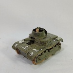 Brinquedo antigo de lata - Tanque de guerra funciona a corda (não inclui chave) e tem faísca no canhão fabricado Pela Gama Na antiga Alemanha Oriental. Mede 9cm de comprimento. As esteiras, embora originais, apresentam folgas, com a consequente dificuldade de funcionamento.