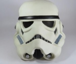 COLECIONISMO - CAPACETE / COFRE DO SOLDADO STORMTROOPER da Saga GUERRA NAS ESTRELAS (Disney Parks Star Wars First Order Stormtrooper Helmet Change Coin Piggy Bank). Usado mas bem conservado. Referência: https://www.ebay.com/itm/186412546875