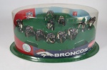 SPORTE - FUTEBOL AMERICANO (NFL) - BLISTER com parte do Time do DENVER BRONCOS - Marca Mcfarlane Toys. (McFarlane NFL Denver Broncos Ultimate Team Set Mini Figures 2007 NEW Team Set). Embalagem lacrada. Referência: https://www.ebay.com/itm/235320346674