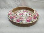 Linda e antiga floreira em porcelana Mauá Trenzinho, com estampa floral, peça com marcas do tempo. Medindo 38cm de diâmetro total x 9,5cm de altura. Com bicados.