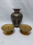 Lote de vaso floreira bojudo com 2 castiçais em metal dourado. Medindo o vaso 12cm de bojo x 18,5cm de altura.