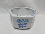 Cachepot em porcelana Teixeira com flor azul. Medindo 18cm x 9cm de altura.