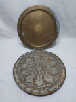 Lote de 2 pratos decorativos em metal dourado cinzelado. Medindo 30cm de diâmetro. Marcas de oxidação.