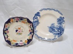 Lote de 2 pratos decorativos em porcelana inglesa. Medindo o maior 18cm x 18cm.