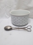 Bowl saladeira em porcelana e pinça tipo tesoura em prata 90. Medindo o bowl 19cm x 11,5cm de altura.