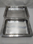 Lote de 2 travessas retangulares em aço inox argentino. Medindo o maior 38cm x 28,5cm x 4,5cm de altura.