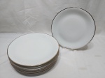 Jogo de 8 pratos rasos de mesa em porcelana Renner com friso prata. Medindo 25cm de diâmetro.