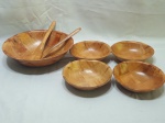 Saladeira com par de talher e 4 bowls em madeira. Medindo a saladeira 25,5cm x 6,5cm de altura.