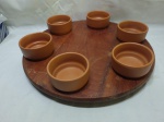 Travessa redonda em madeira com 6 cumbucas bowl em ceramica. Medindo a base giratória 44cm de diâmetro.