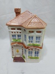 Linda caixa, biscoiteira em porcelana Weiss na forma de casa. Medindo 16cm x 15cm x 17cm de altura sem tampa. Com a tampa restaurada.