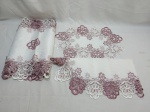 Jogo de 3 caminhos de mesa em tons lilas e branco.  Medindo o maior 180cm x 42cm.