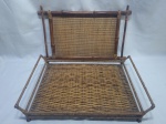 Lote de 2 bandejas retangulares em rattan com bambu. Medindo a maior 46cm x 30cm x 8,5cm de altura.