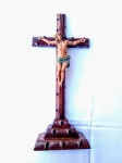 Magnífico Crucifixo entalhado, Europeu de mesa em madeira com aprox. 40  x 26 cm cruz. Desgastes de uso e detalhes conforme fotos, _(ºLº)_ Caso necessite, tire todas suas dúvidas via atendimento personalizado por WhatsApp: (11) 98681-9377 ou pelo e-mail: contato@antiguera.com.br, onde você pode solicitar fotos detalhadas. Não deixe para última hora! Antecipadamente agradecemos pelo seu lance. Sem garantias futuras