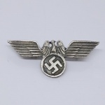 MILITARIA - Águia com símbolo da Alemanha nazista 2ª Guerra Medalha / Broche Colecionável insígnia da águia alemã do Terceiro Reich com Swastika Suástica esquadrão Militar (1939), metal; aprox. 5 cm. OBSERVAÇÃO IMPORTANTE: NÃO FAZEMOS APOLOGIA a NAZISTAS, NAZISMO, NAZI OU A QUALQUER MOVIMENTO POLÍTICO OU IDEOLÓGICO, REPUDIAMOS QUALQUER IDEOLOGIA DE CUNHO RACISTA. ITEM NÃO PROMOVE OU GLORIFICA VIOLÊNCIA ESTÁ A VENDA APENAS PARA FINS DE PRESERVAÇÃO HISTÓRICA. Desgastes de uso e detalhes conforme fotos, _(ºLº)_ Caso necessite, tire todas suas dúvidas via atendimento personalizado por WhatsApp: (11) 98681-9377 ou pelo e-mail: contato@antiguera.com.br, onde você pode solicitar fotos detalhadas. Não deixe para última hora! Antecipadamente agradecemos pelo seu lance. Sem garantias futuras