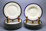 PORCELANA - Parte de jogo de jantar, inglesa, Alfred Meakin, tom bege, faixa azul cobalto e ricos detalhes dourados. Composto de: 11 pratos rasos e 6 pratos fundos. Med. 25 cm.