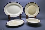 PORCELANA - Parte de jogo de jantar, inglesa, Alfred Meakin, tom bege, faixa azul cobalto e ricos detalhes dourados. Composto de: 3 travessas ovais e 1 redonda. Med. 28 cm, 37x29 cm e 23x18 cm.