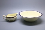 PORCELANA - Parte de jogo de jantar, inglesa, Alfred Meakin, tom bege, faixa azul cobalto e ricos detalhes dourados. Composto de: Molheira e bowl. Med. 7,5x26 cm e 8x16x12 cm.