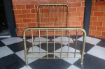 MOBILIÁRIO - Linda cama de viúvo em metal dourado polido. Med. 154x138x200 cm. RETIRADA NA AV. BARÃO DO RIO BRANCO.