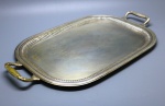 METAL - Bandeja em metal espessurada a prata com 2 alças laterais. Med. 53x32 cm.