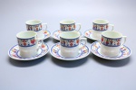 PORCELANA - Conjunto de 6 antigas xícaras de café de coleção em bela em porcelana vitrificada, decorado casal, corações, flores e folhas em rica policromia.  Med. 5 cm e 9 cm. Maras do tempo e uso.