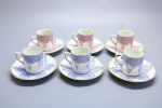 PORCELANA - Conjunto de 6 antigas xícaras de café de coleção em bela em porcelana vitrificada, decorado com tons levemente rosa e lilás e detalhes dourados.  Med. 5 cm e 9 cm. Fios de cabelo. Med. 5 cm e 9 cm.