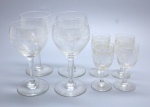 CRISTAL - Conjunto de 8 taças sendo 4 para vinho e 4 para licor, lapidados estilo Saint Louis. Alt. 14 cm e 9,5 cm. Bicados.