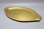 METAL - Bandeja oval com borda lavrada e decorada em relevo de frutos. Med. 55x33 cm.