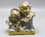 ESCULTURA - JUAN CLARA - (Espanha 1875 - 1958) - Bela escultura em bronze, representando casal de irmãos, Peça assinada. Med. 14x14x8 cm.