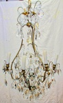 LUSTRE DE CRISTAL - Lustre estilo Francês de cristal, finamente ornamentado com placas de cristais translúcidas com 6 braços de cristal com bocais para lâmpadas.  Circa 1940. Med. Aproximada 115x60 cm.