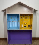 BRINQUEDO - Casa de boneca em madeira 2 andares. Med. 100x83x20 cm. Marcas de uso.