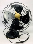 COLECIONISMO - Antigo ventilador de mesa em ferro e metal dourado, com 4 hélices, manufatura G.E. (General Eletric), Orbital VORTALEX, década de 40, funcionando. Marcas do tempo. Med. 45x37 cm.