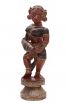 Arte Oriental - Devadasis  - Belíssima e rara escultura de madeira policromada. Corpo profusamente policromado, cabelos negros e base na forma de flor de lótus estilizada. Representa as Devadasis - Virgens dançarinas e musicistas dedicadas ao serviço nos templos (Bailadeiras em português, Bayadères em francês, nome do ballet La Bayadère). Índia - Século XIX. Med. 45 x 17 x 18 cm (medidas totais). Marcas do tempo. Desgastes e perdas. Acervo Particular Rio de Janeiro/RJ.