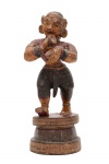 Arte Oriental - Devadasis  -  Belíssima e rara escultura de madeira policromada. Corpo profusamente policromado, cabelos negros e base na forma de flor de lótus estilizada. Representa as Devadasis - Virgens dançarinas e musicistas dedicadas ao serviço nos templos (Bailadeiras em português, Bayadères em francês, nome do ballet La Bayadère). Índia - Século XVIII/XIX. Med.35 x14 x 13 cm (medidas totais). Marcas do tempo. Desgastes e perdas. Acervo Particular Rio de Janeiro/RJ.