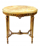 Elegante mesa estilo Louis XVI, de madeira nobre finamente entalhada e dourada.  Tampo oval de Àgata.  França. Fins do século XIX. Med 76  x 78 x 54 cm de largura. Desgastes na douração original de ouro brunido. Presença de  "fio de cabelo" no tampo. Acervo Particular Rio de Janeiro - RJ. Nota de curiosidade:  A Pedra Ágata é uma variedade do quartzo, que já foi muito utilizada como amuleto. Ela é conhecida como a pedra do equilíbrio da aura, por balancear as energias Ying Yang, acalmar as emoções e ainda fortalecer nossa saúde. A Ágata é conhecida por ser uma pedra com variados tipos e cores. Nota: Este lote não poderá ser enviado pelos correios.