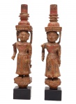 Arte Oriental - Guardiãs de Altar Hinduísta - Conjunto composto por duas belíssimas e raras esculturas de madeira profusamente entalhadas com resquícios da farta policromia original. Cada uma, individualmente, ostenta as suas peculiaridades sejam nas vestes , sejam nos adornos de cabelo e outros. São fragmentos de altar articulados, que eram encaixados enquanto colunatas na estrutura do altar. Os braços externos eram manufaturados articulados, aos quais se prendiam guizos às suas mãos para fazer barulho em momento de cerimonial. Índia - Século XVIII. Acompanha base. Med. 47 x 10 x 8 cm (medidas totais); 5 x 7 x 8 cm(medida base). Marcas do tempo. Desgastes  e perdas. Acervo Particular Rio de Janeiro/RJ.
