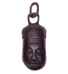 Arte Africana - Talha de madeira nobre reproduzindo máscara decorativa presa por argola de madeira entalhada a partir de peça única.  África Ocidental - Século  XX. Med. 5 x 32 x 12 cm. Marcas do tempo. Desgastes. Acervo Particular Rio de Janeiro/RJ.