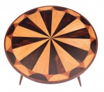 Elegante "Occasional table", de design contemporâneo . Tampo circular adornado pela combinação de elementos geométricos que resultam em um lindo efeito, obtido pela mistura de madeiras nobres ,  a citar Pau-marfim, Jacarandá e outras  , através da técnica manual  chamada de "parqueterrie". Três pés dito "pé palito". Atelier DXF - Minas/MG - Brasil - Séc XX. Med 48 X 62 cm de diâmetro. Marcas de uso. Necessita ser lustrada. Acervo Particular Rio de Janeiro/RJ. Nota : Este item não poderá ser enviado pelos correios.