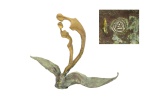 Assinatura não decifrada, "Encontro". Escultura de bronze patinado. Assinado "SY".  Datada 1979. Tiragem 1/6. selo da fundição Zani - RJ. Med. 33 x 11 x 38 cm (ME). Marcas do tempo com desgastes. Acervo Particular Rio de Janeiro /RJ.