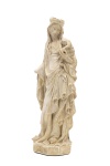 Arte Sacra - Belíssima escultura religiosa, fragmentada, de mármore, representada pela Virgem Coroada. Europa - Século XVIII/ XIX. Med 85 x 17 x 14 cm (medidas totais). Apresenta faltas e antigos restauros. Acervo Particular Bahia/BA. Nota: A escultura de mármore representando uma Virgem coroada com um menino é uma das formas mais tradicionais da arte sacra cristã, simbolizando a Virgem Maria com o Menino Jesus. Elementos simbólicos: A coroa na Virgem representa sua realeza celestial como Rainha dos Céus, um título amplamente difundido na tradição católica. O Menino Jesus nos braços da Virgem simboliza a maternidade divina e a encarnação de Cristo. O mármore, material clássico usado na escultura desde a Antiguidade, transmite uma sensação de pureza, eternidade e nobreza, reforçando o caráter sagrado da imagem. Estilos e períodos artísticos:Esse tipo de escultura aparece em diversos períodos da história da arte, como: Gótico (séculos XII-XV): Figuras alongadas, com vestes detalhadas e expressões serenas. Renascimento (séculos XV-XVI): Maior naturalismo e suavidade nas expressões, com influência da escultura clássica greco-romana. Exemplos famosos são as obras de Michelangelo, como a Pietà. Barroco (séculos XVII-XVIII): Movimento mais dramático, com dobras exuberantes nas vestes e expressões emocionadas. Nota de transporte: Este item não poderá ser enviado pelos correios.