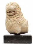 Arqueologia Urbana - Raro Fragmento de escultura de pedra na forma de leão, montado sobre base de mármore negro. Med. 33 x 23 x 18 cm (leão); 8 x 28 x 18 cm (base). 41 x 28 x 18 cm (medidas totais). Acervo Particular Bahia/BA. Nota: Esta escultura remete, em tamanho diminuto, à escultura de um leão do Museu Arqueológico de Rodes, na Grécia, que data do século V a.C. O museu abriga várias peças escultóricas da antiguidade, incluindo leões esculpidos em pedra, que eram comuns na arte grega clássica e helenística. Essas esculturas de leões muitas vezes faziam parte de estruturas arquitetônicas, como tumbas monumentais, templos ou até fontes, simbolizando força, proteção e poder. Rodes, com sua forte influência helenística e conexões comerciais, abrigou diversas obras desse tipo.