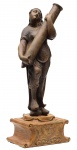Arqueologia Urbana - Raro Fragmento arquitetônico composto por um grupo escultórico de pedra policromada na forma de figura  carregando coluna  representado a  alegoria à Fortaleza, uma das virtudes cardinais. Possivelmente Itália, Século XVIII. Med. 64 x 22 x 20 cm (escultura); 13 x 31 x 22 cm. (base). 77 x 31 x 22 cm (medidas totais). Nota: É provável  que este fragmento arquitetônico tenha feito parte de um conjunto com as outras 3 virtudes, esculpida na rocha direto na parede. As alegorias das três virtudes cardeais, Prudência, Fortaleza e Temperança, são frequentemente representadas em obras de arte como figuras femininas, cada uma com seus atributos simbólicos. A Prudência, por exemplo, pode ser retratada com um espelho, simbolizando a introspecção, e uma serpente, representando a sabedoria e a capacidade de discernimento. A Fortaleza é associada à coragem e à firmeza, podendo ser representada com uma coluna ou uma armadura. Já a Temperança é frequentemente mostrada com um freio e uma jarra, simbolizando o controle das paixões e a moderação. Fortaleza: Atributos: Coluna, armadura, espada, leão. Significado: Coragem, firmeza, resistência diante de desafios e adversidades, capacidade de manter a vontade firme e persistir na busca pelo bem, mesmo diante de obstáculos. Representação: A Fortaleza pode ser retratada como uma figura forte e segura, com atributos que remetem à força e à proteção. Fonte :  IA