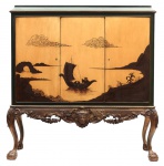 Vintage - "Chinoiserie Cocktail Cabinet " - Móvel bar de madeira nobre atribuível aos anos 60, decoração com temática chinoiserie. Med. 151 x 141 x 50 cm (Medidas totais fechado). Internamente prateleiras de vidro, espelho e uma bandeja retrátil. Marcas do tempo e de uso. A parte dourada foi descarregada. Pequenas faltas. Acervo Particular Rio de Janeiro/RJ.