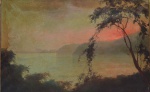 Francisco Coculilo( Rio de Janeiro/RJ,1893 -São Gonçalo /RJ ,1971), " Sem título". Óleo sobre tela. Assinado. Localizado Rio/RJ. Datado de 1941. A obra reproduz a belíssima paisagem iconográfica do Rio de Janeiro, com o Corcovado ao Fundo, a partir de Niterói - RJ. Med. 39 x  60 cm(MI); 51 x 71 cm (ME). Sujidade e craquelê sobre a camada pictórica. Obra necessita ser reentaleda e passar por processo de conservação. Acervo Particular Rio de Janeiro/RJ. Nota Biográfica: Pintor laureado pela Escola Nacional de Belas Artes do Rio de Janeiro, onde formou-se com o professor Oswaldo Teixeira. Pai de sete filhos, para criá-los e educá-los o fez com o produto da venda de suas obras, por isso não dispunha de tempo para palestras de porta de museu, o que muito o prejudicou na seleção de trabalhos para prêmios de destaques em exposições. Mesmo assim não deixaram de reconhecer seus méritos, quando da exposição do Salão de 1949, onde foi agraciado com a medalha de prata pela obra intitulada Ponte Velha (paisagem de Niterói). Foi emérito pintor de paisagens, os motivos de sua preferência eram os crepúsculos, as marinhas e as florestas. Bom gastrônomo, como todo italiano, apreciava um bom vinho e uma boa cerveja. Possuía uma bela voz de tenor, o que lhe proporcionou certa frustração em virtude de sua mãe não poder pagar-lhe os estudos de canto, dada a sua condição de ser viúva e sem recursos. Certa vez fora convidado para estudar na Escala de Milão, porém sua mãe não permitiu. Suas obras estão espalhadas pelo mundo inteiro, destacando-se os Estados Unidos, Suécia, Inglaterra e Argentina. Excursionou por todo o Brasil. Nessas viagens acompanhava-o sempre, sua família. Grandes admiradores de suas pinturas e do bom garfo que era, foram, entre outros: Arnaldo Guinle, Gal. Castelo Branco, chefe do Gabinete Militar do Presidente Getúlio Vargas, Dr. Baschine, Diretor da General Elétrica do Brasil, e o Embaixador da Suécia da época, também possuidores de suas telas. Após longa jornada, com os filhos já criados, foi acometido de crises mentais sendo internado na Casa de Saúde Alfredo Neves, em Niterói, e, mais tarde transferido para a Clínica de Doenças Mentais, em Botafogo, ali permaneceu cerca de dois anos, após a alta hospitalar, tinha algumas vezes alucinações e nesse estado pintava os quadros assinando-os como Coculichi, nome verdadeiro de seus avós italianos, dizendo ser seu avô que os pintava. Coculilo é nome que no Brasil por razões estranhas fora registrado e assim permaneceu. É importante citar que, várias vezes, não assinava os quadros e posteriormente os vendia a um senhor que, por sua vez também os vendia a outros pintores que assinavam os quadros do como sendo da autoria deles. Certa vez uma dessas obras tirou o primeiro lugar numa exposição, este fato, pelo que soube através dos seus filhos, o abalou muito e pelo que parece foi uma das causas de sua doença. Nos últimos anos os quadros dele são disputados em leilões, principalmente no Rio de Janeiro e em São Paulo. Em 1985 a procura de suas telas tornou-se mais intensa, por particulares e galerias, alcançado preços relativamente altos, o que proporcionou boa cotação no mercado de arte. Francisco Coculilo faleceu aos 78 anos de idade de câncer pulmonar, em 8 de julho de 1971 na cidade de São Gonçalo, Rio de Janeiro.