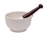 Importante almofariz  e seu respectivo soquete em grandes dimensões, de porcelana branca e madeira, usado nas "boticas" (farmácias de manipulação). Marca ilegível na base. Numeração no soquete nº 10. Europa - Século XIX. Med. 18 x 33 x 31 (almofariz); 40 cm (soquete). Marcas de uso e do tempo. Acervo Particular Rio de Janeiro/RJ.
